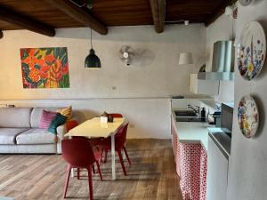 Eldhús eða eldhúskrókur á Le case di Rosie, Mountain view, Tuscany, pool +14 myndir