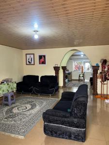 Posezení v ubytování Yogi Home Stay Near Freetown Airport