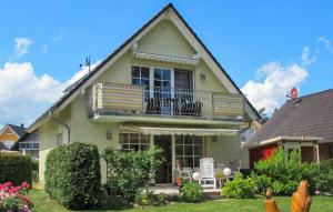 una casa con balcone e due sedie nel cortile di H7 Og a Marienfelde