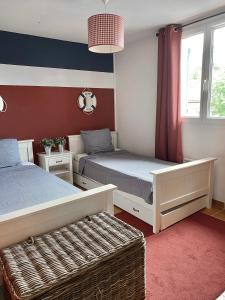 En eller flere senge i et værelse på Le Sanglier