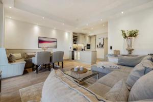 een woonkamer met een bank en een tafel bij Kampen Royal in Kampen