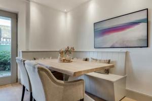 een eetkamer met een houten tafel en stoelen bij Kampen Royal in Kampen