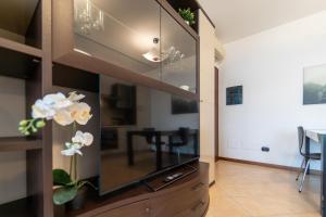 Una sala de estar con una gran vitrina en Moderno appartamento con garage, Wi-Fi, aria condizionata e terrazzo, en Milán 11 fotos más