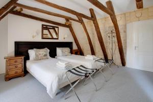 Postel nebo postele na pokoji v ubytování Tower Apartment Sarlat