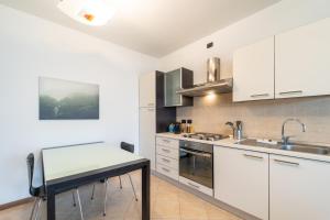 Una cocina o cocineta en Moderno appartamento con garage, Wi-Fi, aria condizionata e terrazzo