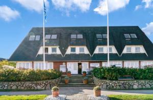 een groot huis met een groen dak bij Kampen Royal in Kampen