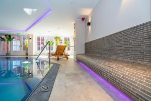 een huis met een zwembad en een bakstenen muur bij Kampen Royal in Kampen