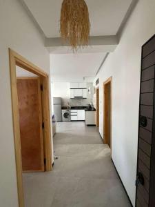 pasillo de una cocina con lámpara de araña en Atlantic view Tamraght, en Tamraght Ou Fella 33 fotos más