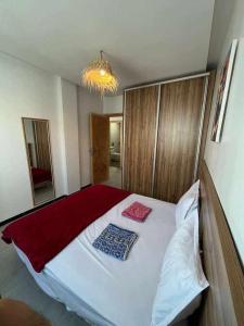 Un dormitorio con una cama grande con dos almohadas encima. en Atlantic view Tamraght, en Tamraght Ou Fella