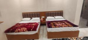 Ένα ή περισσότερα κρεβάτια σε δωμάτιο στο Hotel Kajal Inn