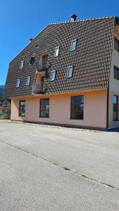 Tòa nhà nơi căn hộ tọa lạc +6 ảnh