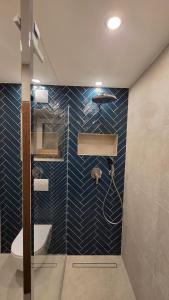 Ένα μπάνιο στο Ferienwohnung Schloßberg 1