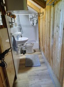 Ένα μπάνιο στο Gemütliche Berghütte in Sonniger und Super Lage!