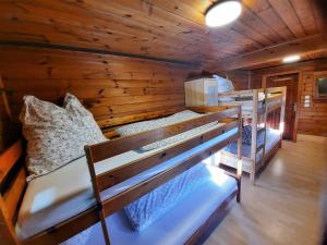 Ένα ή περισσότερα κρεβάτια σε δωμάτιο στο Gemütliche Berghütte in Sonniger und Super Lage!