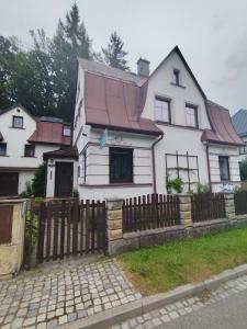 Ubytování Kubátovi 330 في فرتشلابي: منزل أبيض كبير مع سور خشبي