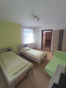 Ubytování Kubátovi 330 في فرتشلابي: غرفة بها سريرين ومرآة +4 صور