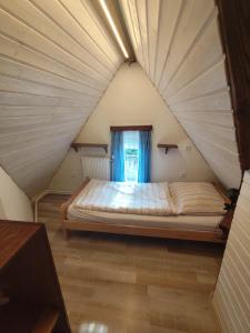 Ubytování Kubátovi 330 في فرتشلابي: غرفة نوم بسرير كبير في العلية