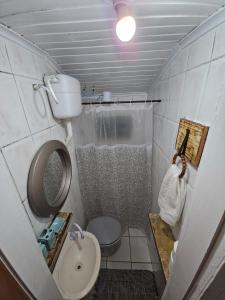 Pousada Nova Brasília Ilha do Mel في باراناغوا: حمام صغير مع مرحاض ومغسلة