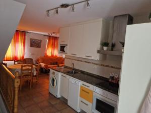 una cucina con lavandino e lavastoviglie di Encanto Rural ad Arnedillo