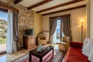 TV a/nebo společenská místnost v ubytování Alpen House Hotel & Suites