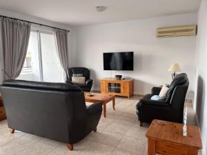 TV a/nebo společenská místnost v ubytování Argaka Breeze