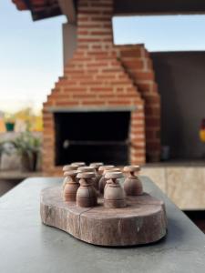 Un grupo de pequeños cuencos marrones sobre una mesa con chimenea. en Pousada Serra da Canastra 3, en Vargem Bonita 19 fotos más