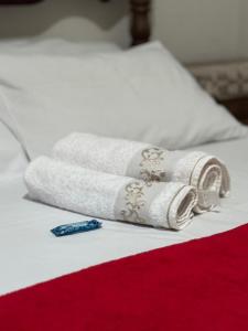 Un par de toallas sobre una cama con en Pousada Serra da Canastra 3, en Vargem Bonita