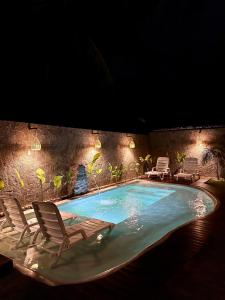 Bazén v ubytování Arraia Suítes Pousada nebo v jeho okolí