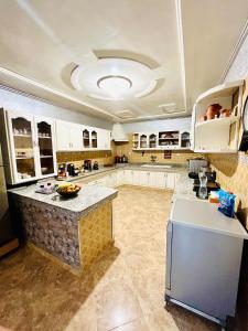 Kuchyň nebo kuchyňský kout v ubytování Villa De Luxe au Cœur d Oujda