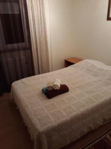 ein Bett mit einem ausgestopften Tier darüber in der Unterkunft Retiro D'Ouro - Casa inteira in Sendim