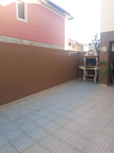 eine Terrasse außerhalb eines Gebäudes mit einer Mauer in der Unterkunft Retiro D'Ouro - Casa inteira in Sendim