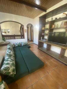 Μια τηλεόραση ή/και κέντρο ψυχαγωγίας στο Casa poucos passos do mar em Buraco da Velha