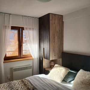 Giường trong phòng chung tại Apartman Montis