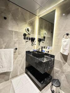 Ванная комната в Jawel Crown Hotel Apartments- تاج الجوهرة للشقق الفندقية