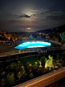 Appartement climatisé 6 personnes في سانت رافائيل: مسبح كبير اضاءه بالليل