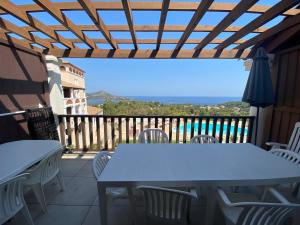 Appartement climatisé 6 personnes في سانت رافائيل: طاولة وكراسي على شرفة ذات إطلالة