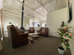 a living room with two chairs and a table at Fiet Star in Midrand