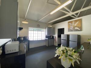 una gran cocina con un jarrón de flores sobre una mesa en Fiet Star, en Midrand