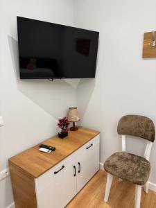 Μια τηλεόραση ή/και κέντρο ψυχαγωγίας στο Guest House White Villa