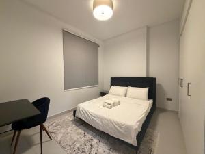 Un pat sau paturi într-o cameră la Parkside A Cozy 2BR Escape