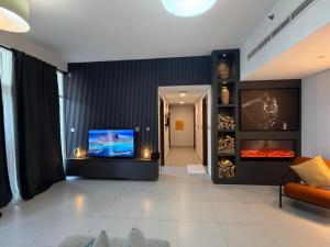 Un televizor și/sau centru de divertisment la Parkside A Cozy 2BR Escape