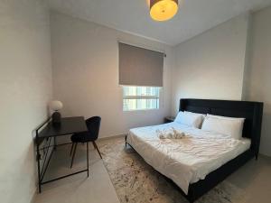 Un pat sau paturi într-o cameră la Parkside A Cozy 2BR Escape