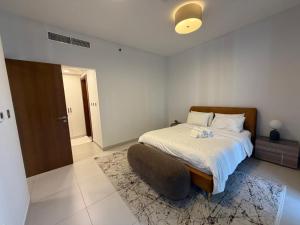 Un pat sau paturi într-o cameră la Parkside A Cozy 2BR Escape +2 fotografii