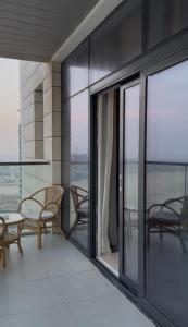 Un balcon sau o terasă la Parkside A Cozy 2BR Escape