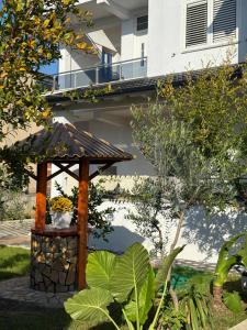 Κήπος έξω από το Guest House White Villa