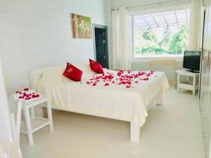 The Sunny Hill Pool Villa 180° Panoramic Sea View في Ban Hua Hin (2): غرفة نوم بها سرير عليه ورود حمراء +89 صورة