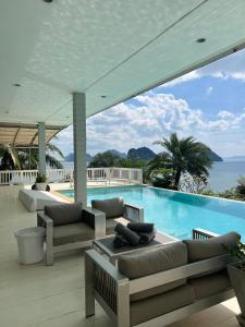 The Sunny Hill Pool Villa 180° Panoramic Sea View في Ban Hua Hin (2): مسبح مع كنب ومسبح