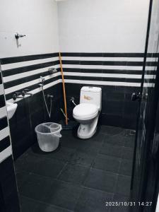 baño con aseo y cubo de basura en AB Island Homestay, en Munroe Island