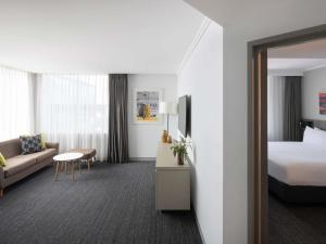 Postel nebo postele na pokoji v ubytování Mercure Sydney Bankstown