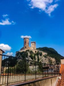 Foix centre - T2 vue sur le Château في فوا: قلعة على قمة تل مع سياج